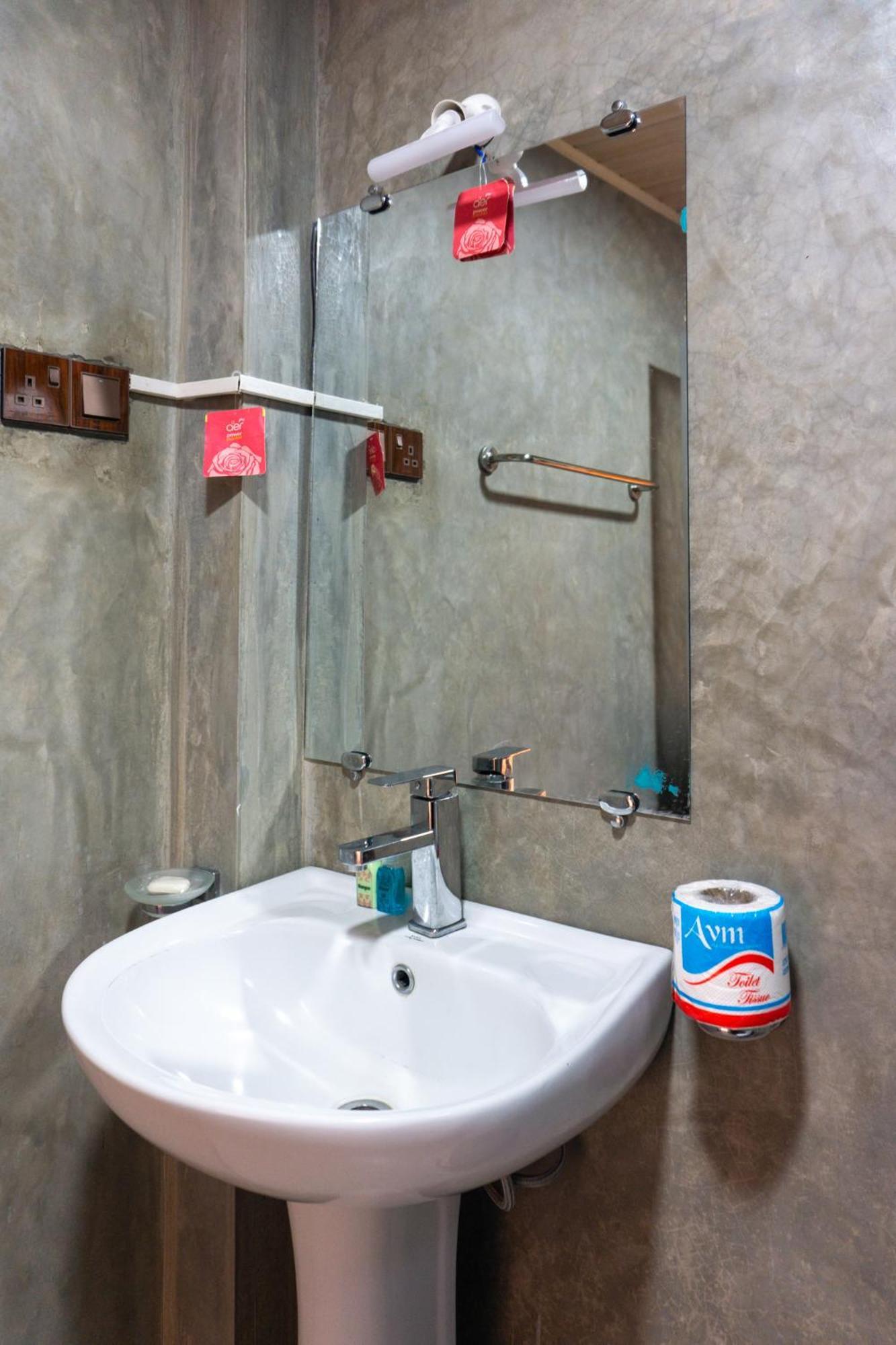 Refresh Inn Ella Εξωτερικό φωτογραφία